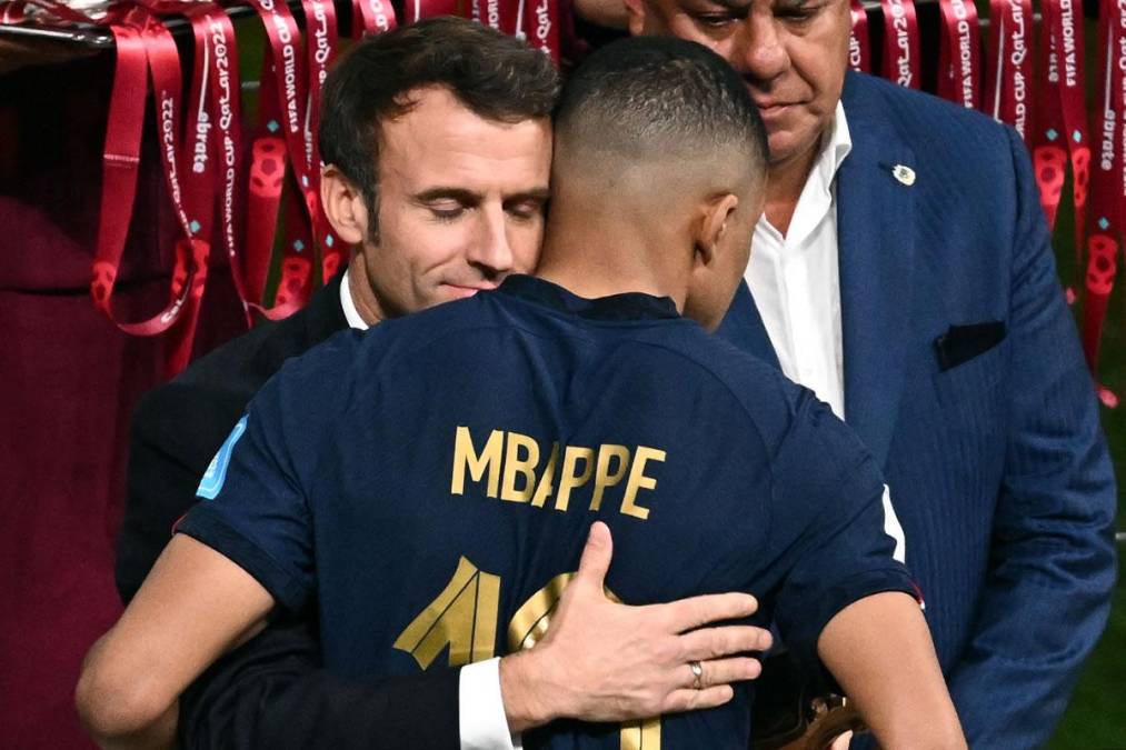 Emmanuel Macron, presidente de Francia, consoló a Kylian Mbappé al momento de la entrega de los premios.