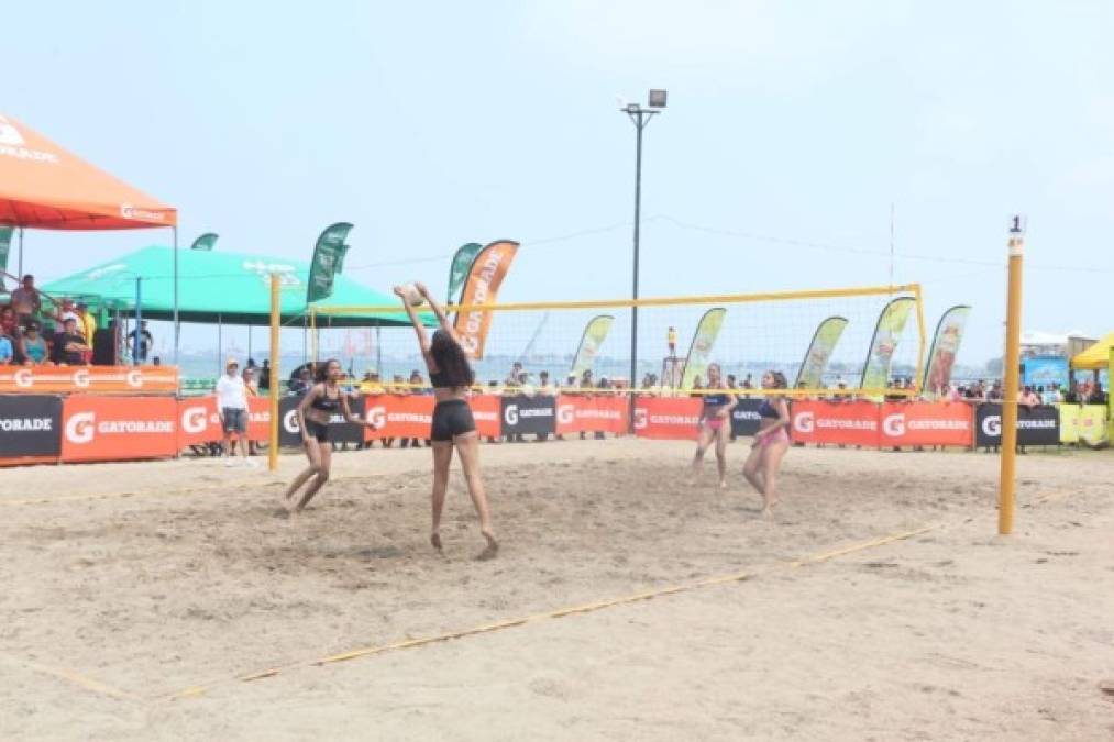 El torneo Volleybal de Playa Gatorade una de las sensaciones en la Playa Municipal de Puerto Cortés.