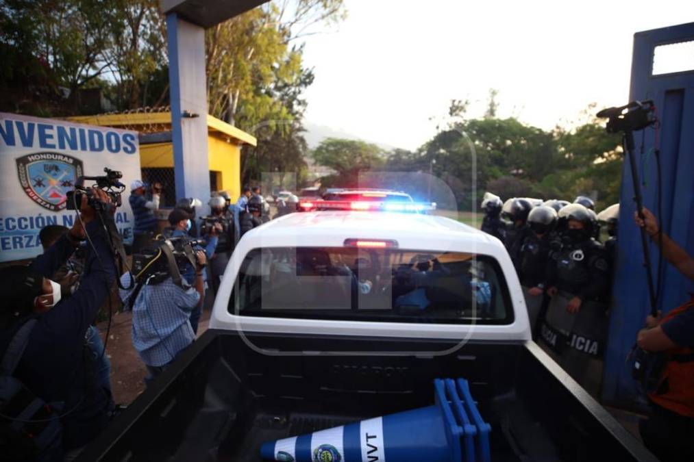 El ministro de Seguridad, Ramón Sabillón, ingresó a eso de las 6: 00 de la mañana de este miércoles a las instalaciones de la Dirección Nacional de Fuerzas Especiales (DNFE). Fotografía: Opsa / Andro Rodríguez