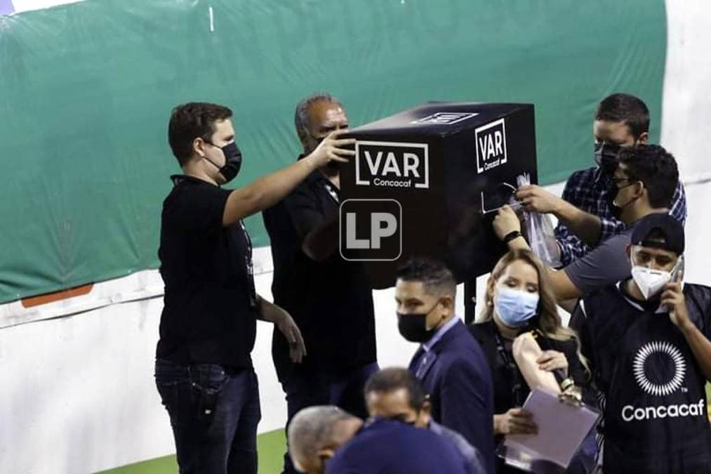 Los miembros de la Concacaf instalaron el VAR antes del inicio del partido.