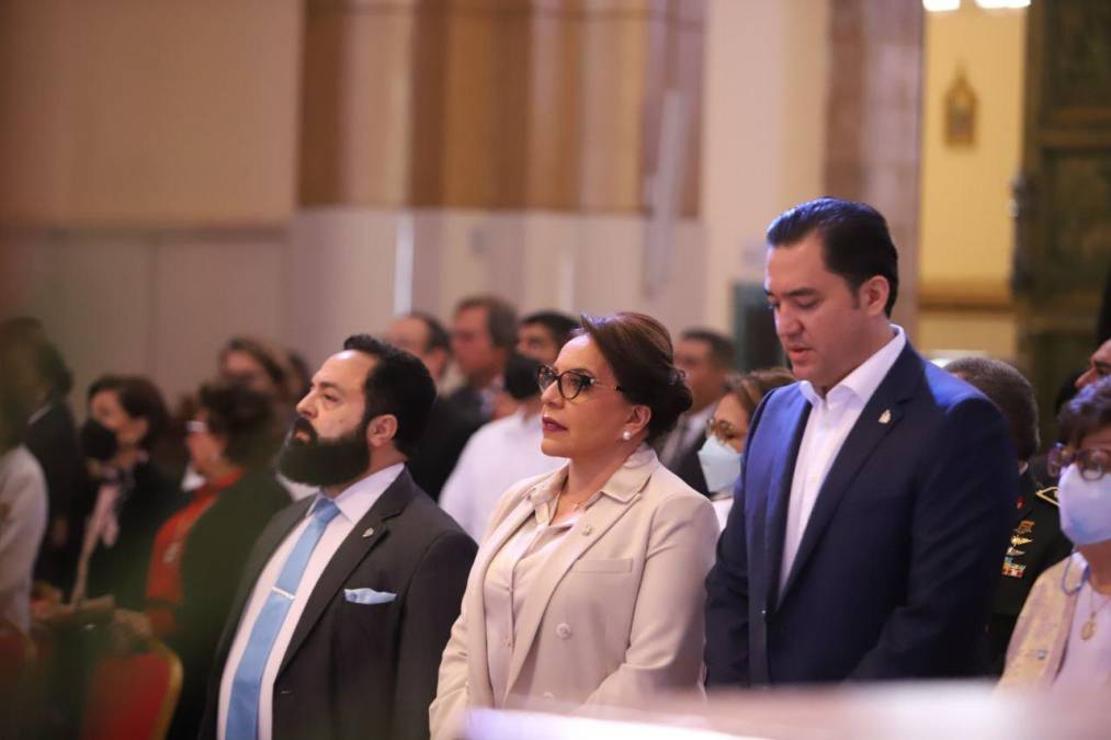 La presidenta de Honduras, Xiomara Castro, el presidente del Congreso Nacional, Luis Redondo, y el secretario privado de la Presidencia, Héctor Zelaya, en la misa de la Virgen de Suyapa.