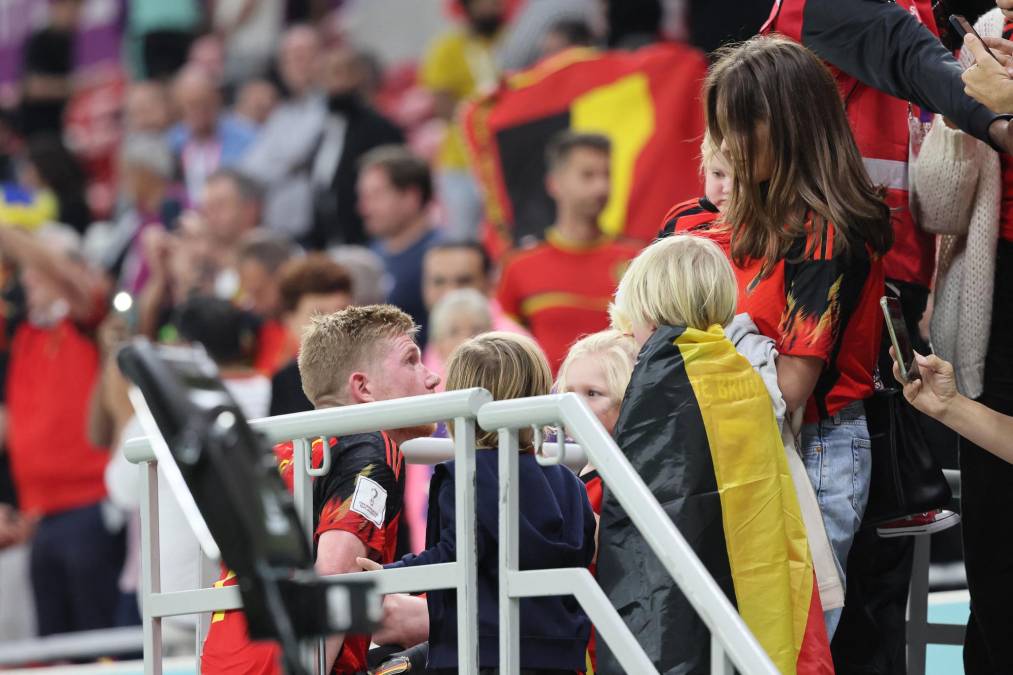 Asimismo, el centrocampista Kevin De Bruyne fue en busca de su esposa e hijo para estar un tiempo con ellos.