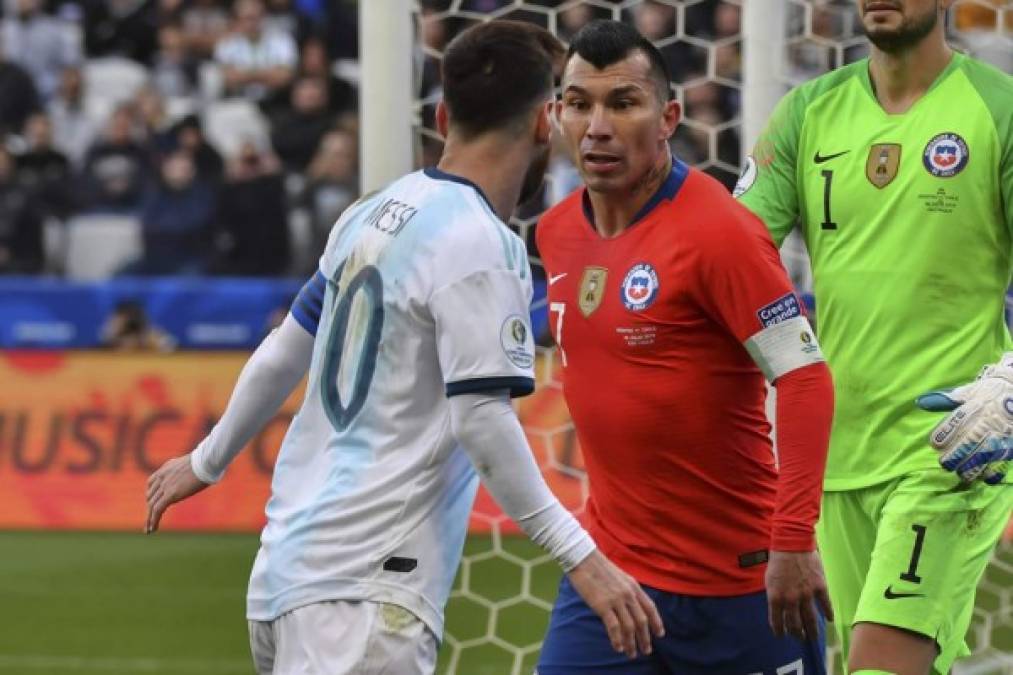 A Medel no le gustó lo que hizo Messi y se regresó para encarar al argentino. Foto AFP