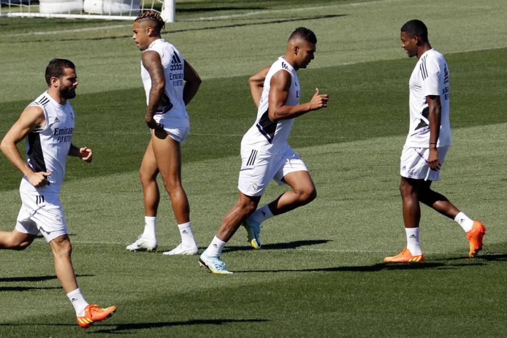 Casemiro cerró el que será su último entrenamiento con el Real Madrid en solitario, con trabajo de fuerza en el gimnasio y, posteriormente, se despidió de sus compañeros en el vestuario, que le desearon lo mejor en la nueva etapa que inicia con 30 años en el Manchester United.