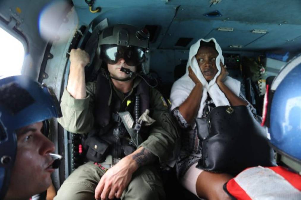 Helicópteros estadounidenses y británicos llevaban a cabo evacuaciones médicas, evaluaciones aéreas para ayudar a coordinar los esfuerzos de socorro y vuelos de reconocimiento para conocer los daños.