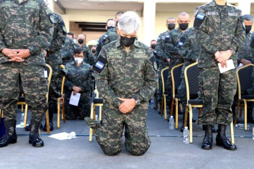 El jefe del Estado Mayor Conjunto, Tito Livio Moreno, se arrodilló mientras se realizaba la misa de celebración desde las instalaciones de las Fuerzas Armadas.