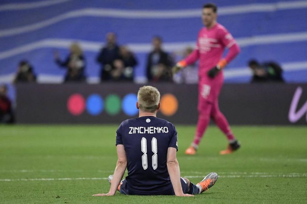 Oleksandr Zinchenko quedó tendido en el suelo tras perder contra el Real Madrid.