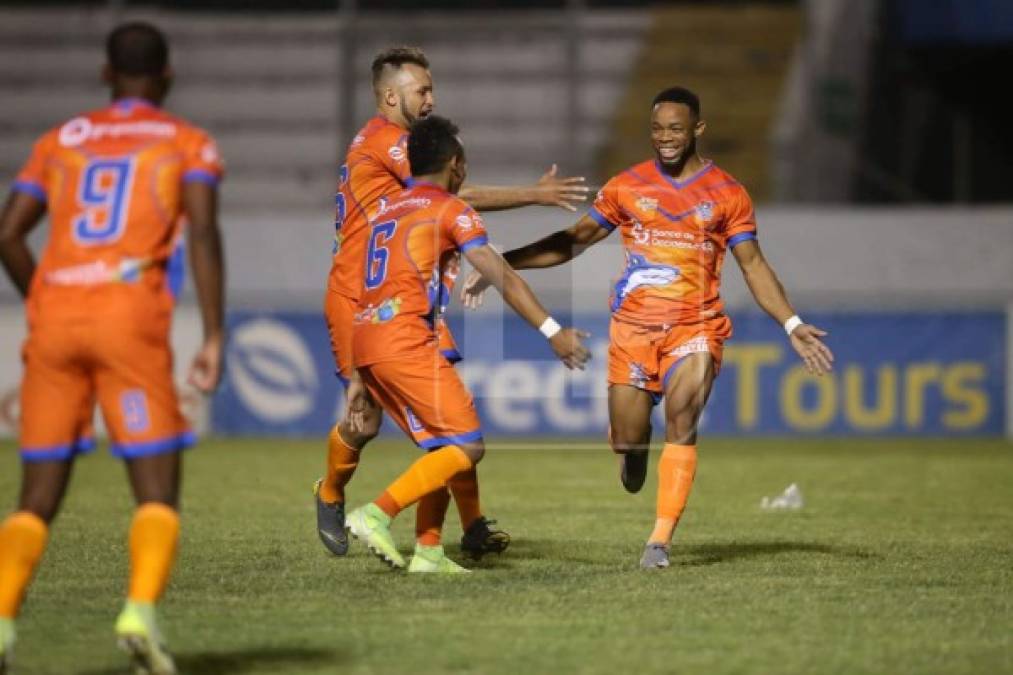 Carlos Róchez celebrando con sus compañeros su segundo gol del partido y que dio el triunfo a la UPN ante Real de Minas.