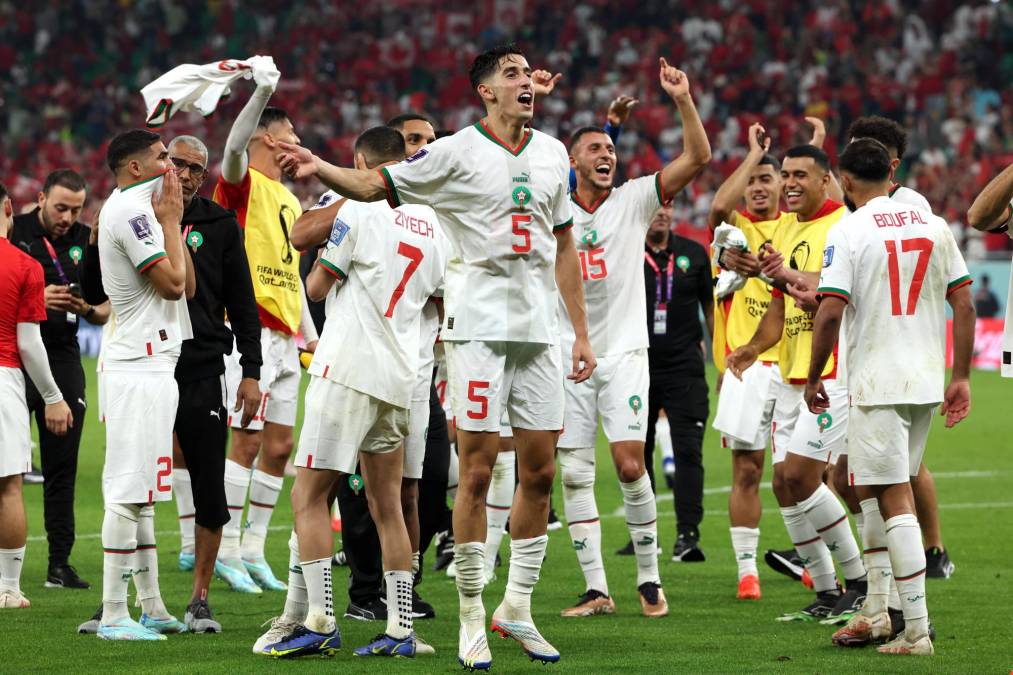 Entre saltos, cánticos y euforia los futbolistas celebraron al finalizar el partido.