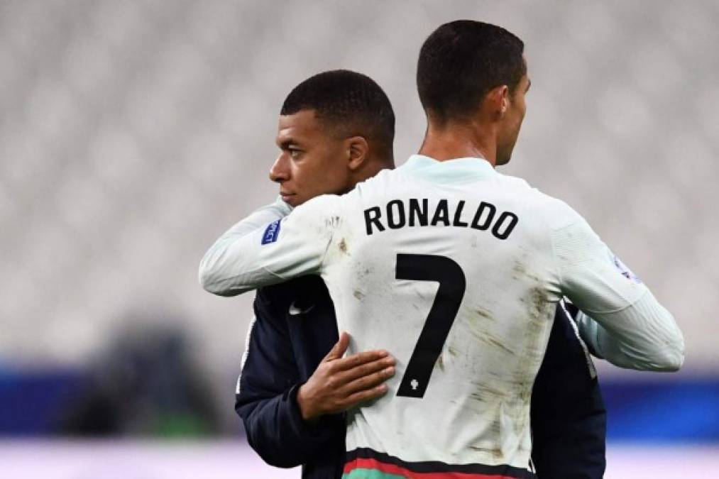 Portugal's forward Ronaldo (R) embraces France's forward Kylian Mbappe at the end of the Nations League football match between France and Portugal, on October 11, 2020 at the Stade de France in Saint-Denis, outside Paris. (Photo by FRANCK FIFE / AFP)