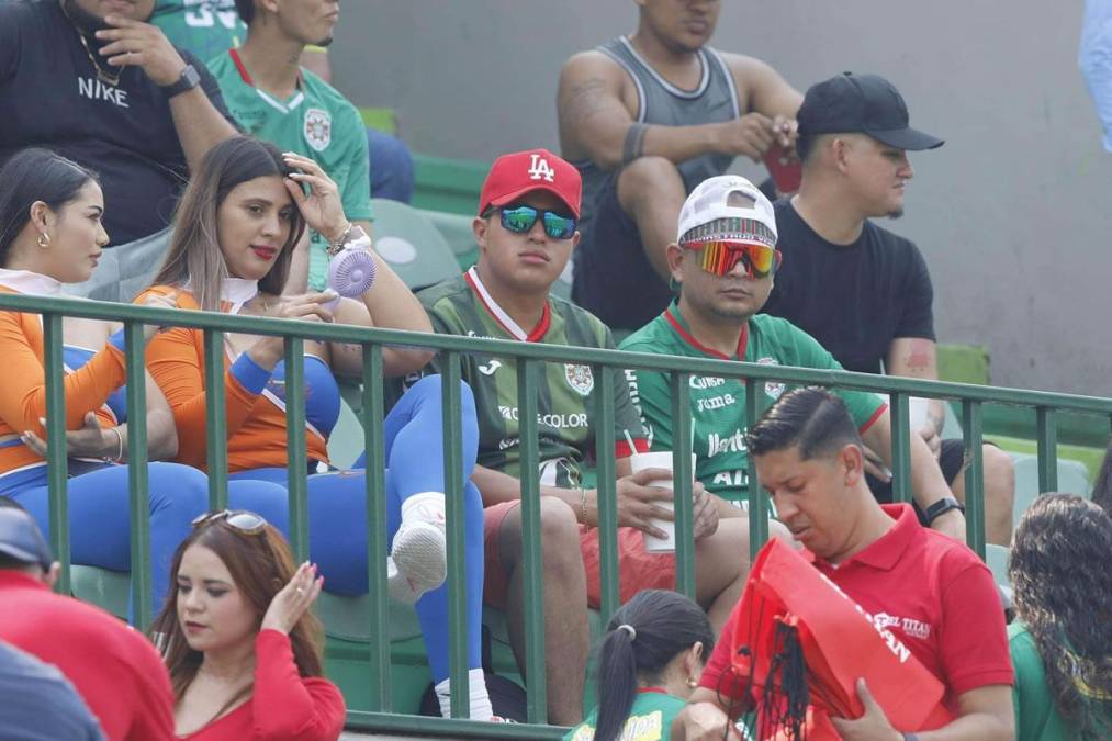 Aficionados del Marathón en el estadio Yankel Rosenthal disfrutando del partido ante Olimpia.