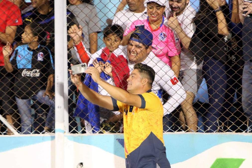 Tras el final del partido, Reynaldo Tilguath accedió a tomarse fotos con aficionados del Olimpia. Buen gesto del entrenador del Génesis.