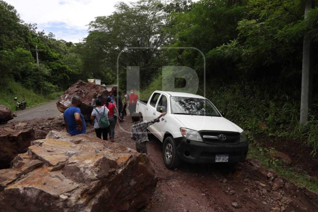 Cabe mencionar que en el occidente, las lluvias azotan con gran intensidad en municipios del departamento de Santa Bárbara. 