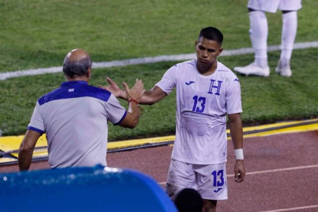 Bryan Moya salió con cara de pocos amigos cuando fue sustituido en el segundo tiempo.