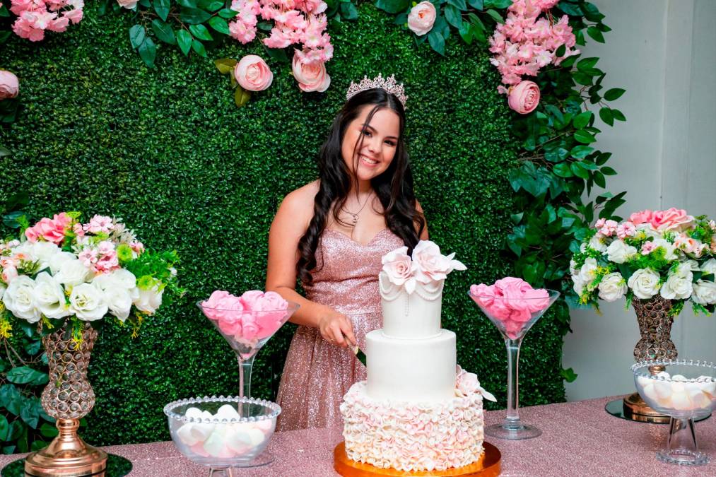 La bella cumpleañera Andrea Esther Lanza posa junto al hermoso pastel elaborado por JCBakery.