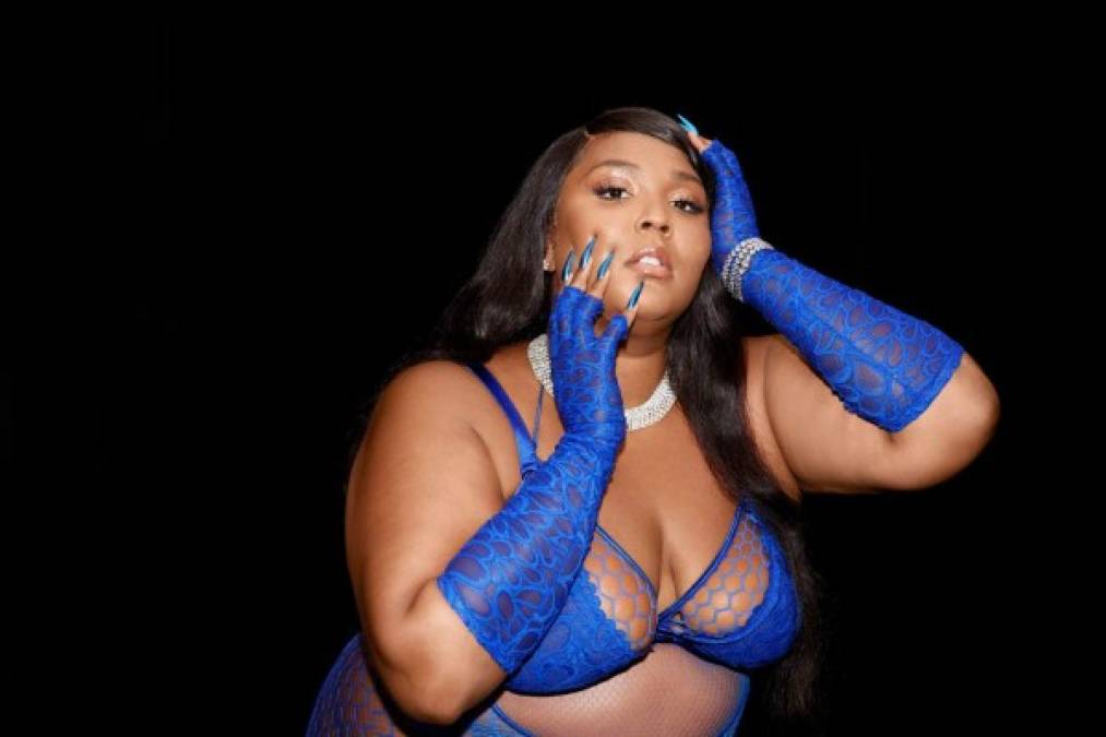 'Justo cuando creías que no podía quererme aún más… Esta noche, Savage x Fenty”, dijo Lizzo en sus redes junto a una imagen en la que luce un atrevido conjunto azul con el que en el desfile canta y baila ‘Brown Sugar’.