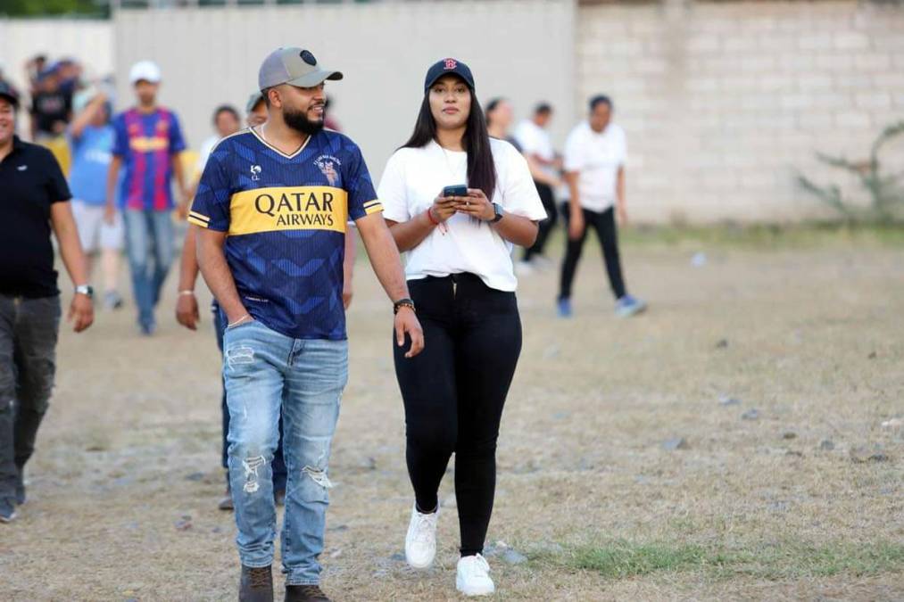 Los amantes del fútbol llegaron desde tempranas horas para disfrutar de la previa del partido.