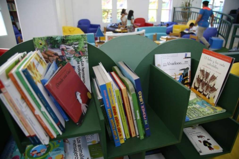 Cada mes los niños toman sus mochilas, pero no las comunes que usan para ir a clases.