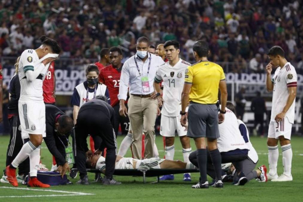 Los médicos de la selección mexicana ingresaron de inmediato a la cancha para atender al futbolista de 25 años.