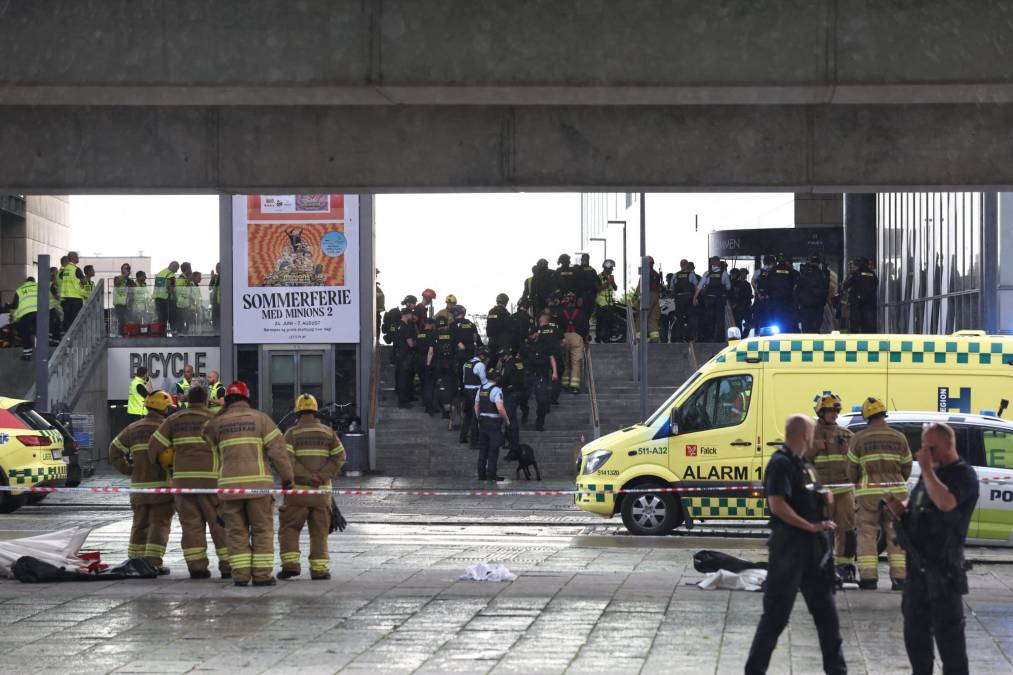 En la zona adyacente al centro comercial había mucha gente, ya que muchas personas habían acudido a un concierto del cantante británico Harry Styles, exintegrante de la banda One Direction, en una sala cercana. 