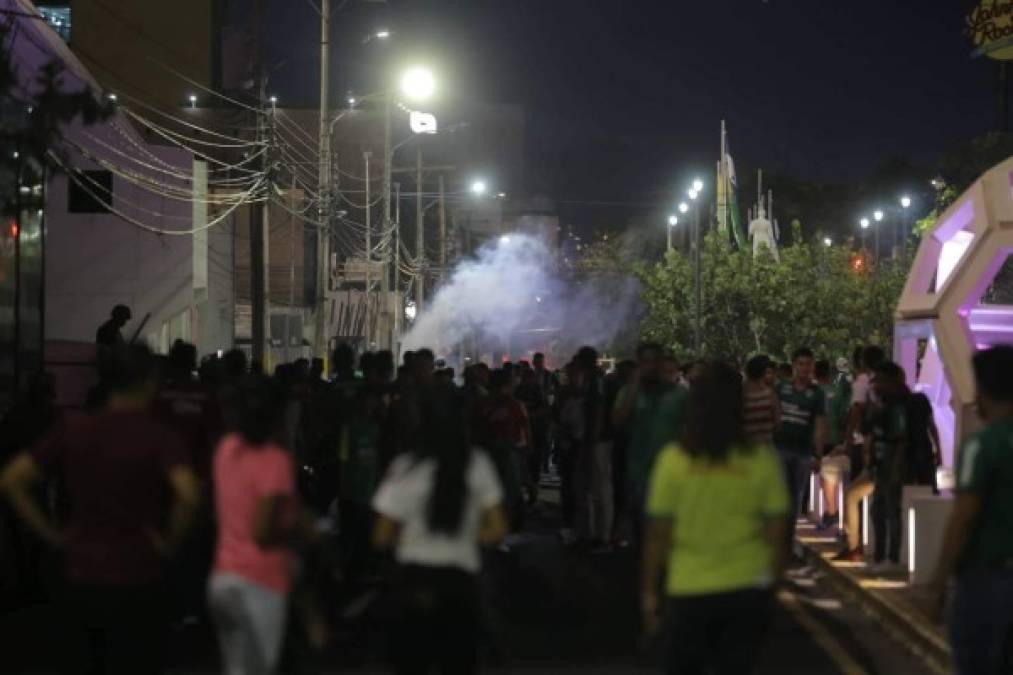 La Policía Nacional tuvo que lanzar gas lacrimógeno para detener la pelea.
