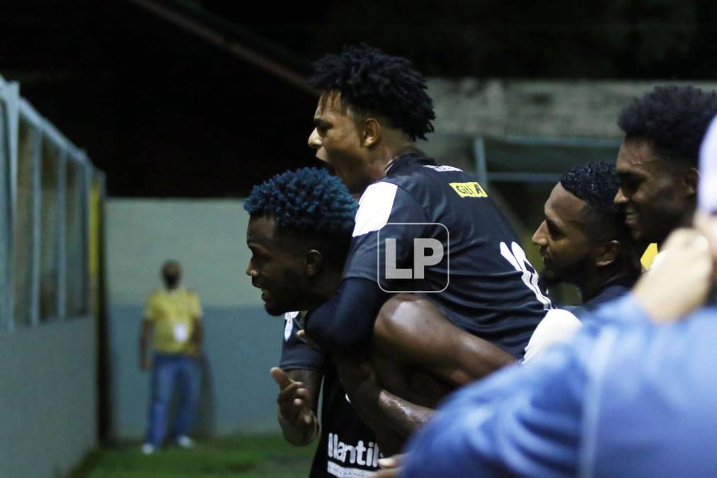 La celebración de los jugadores del Honduras Progreso tras el gol de Geovany Martínez para el empate momentáneo 1-1 contra la UPN.
