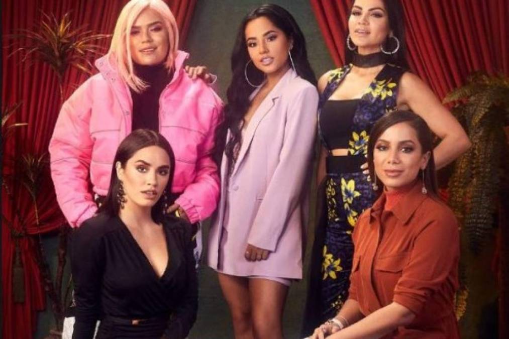 Karol G y Natti Natasha rara vez han compartido escenario o set de grabación, unicamente cuando protagonizaron una sesión fotográfica para una revista, en compañía de otras artistas como Lali, Anitta y Becky G.