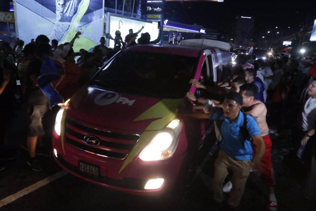 ¡Es una fiesta! Euforia en San Pedro Sula por el título de Olimpia