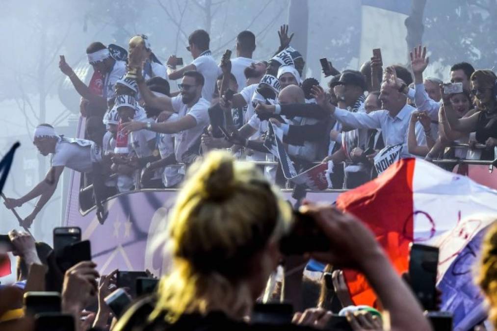 Los jugadores franceses recorrieron la ciudad en un bus descapotable.