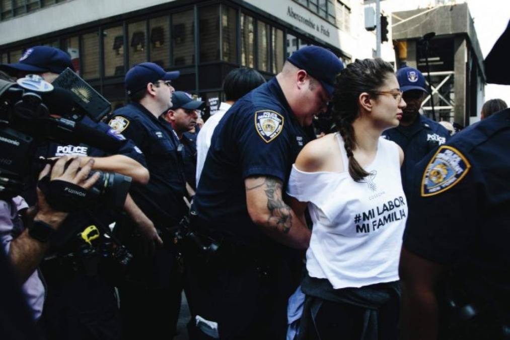 La policía de Nueva York arrestó a 12 dreamers que protestaban contra la decisión del presidente Donald Trump de eliminar el DACA, un programa migratorio que protegía de la deportación y proveía un permiso de trabajo a unos 800 mil jóvenes indocumentados en los Estados Unidos.