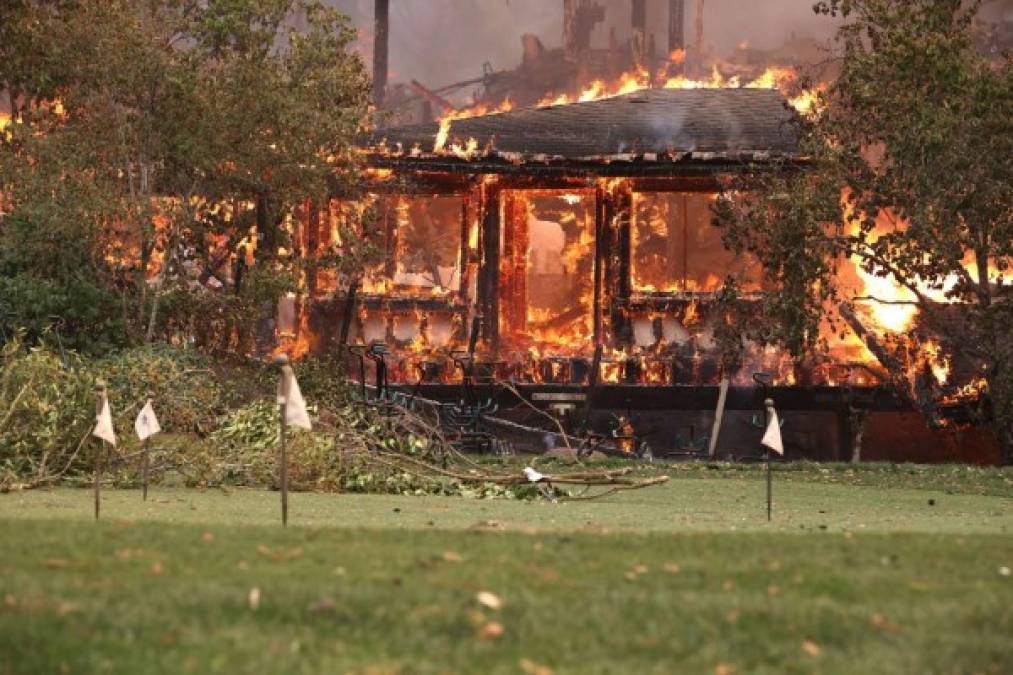 Bajo un opaco cielo anaranjado y una nueva ola de calor sofocante, el 'Glass Fire' por su lado arrasó a un 'ritmo peligroso de propagación' unas 14.000 hectáreas en el condado de Napa y se salió totalmente de control, informó el Departamento de Bosques y Protección contra Incendios de California (Cal Fire).