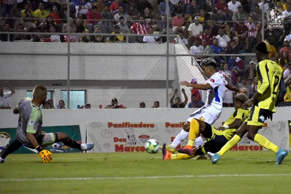 José Mario Pinto aprovechó un rechace de Gerson Argueta y marcó con este disparo el gol del triunfo del Olimpia.