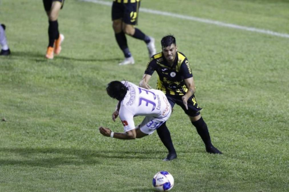 Michaell Chirinos cae tras una falta del defensa uruguayo Pablo Píres, acción por la que fue amonestado.