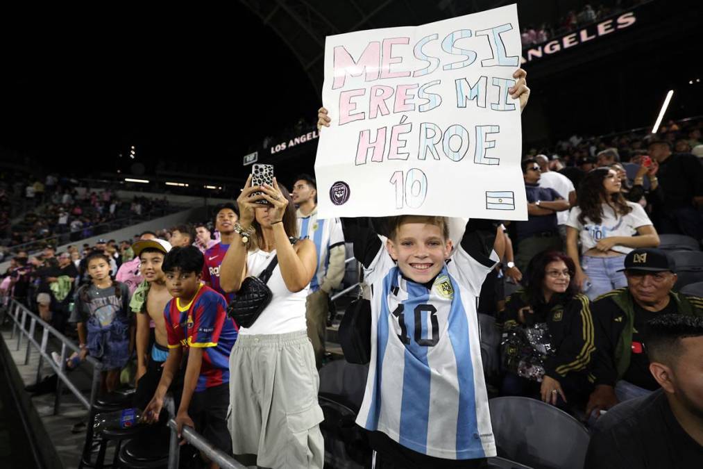 Messi, el héroe de este niño aficionado con la camiseta argentina.