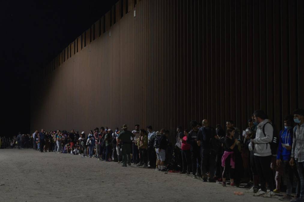 Miles de migrantes fueron expulsados de Estados Unidos de manera inmediata sin permitírseles presentar su caso de asilo por la medida del Título 42 que será suspendida el próximo 21 de diciembre, haciendo temer una nueva avalancha de indocumentados.