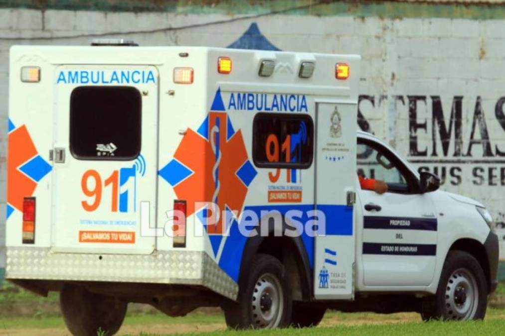 La ambulancia en la que fue trasladado Rubilio Castillo a la clínica en Tegucigalpa donde atienden a los jugadores del Motagua.