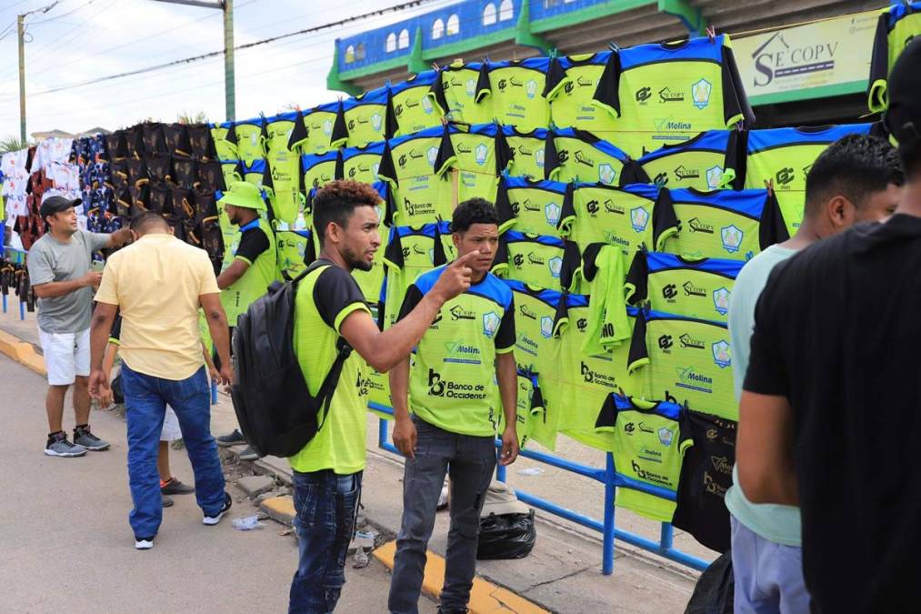 La venta de las camisetas del Olancho FC en las afueras del estadio Juan Ramón Brevé Vargas.