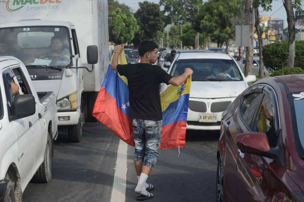 Dolor, amargura y desesperación: Calles de San Pedro Sula, un “refugio” de paso para los venezolanos