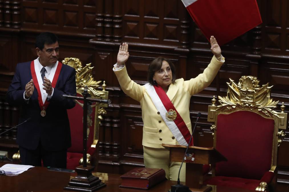 La abogada y política de tradición izquierdista Dina Boluarte se convirtió en la primera presidenta de Perú, al jurar al cargo ante el pleno del Congreso apenas unas horas después de que el Parlamento destituyó a Pedro Castillo, acusado de dar un golpe de Estado.