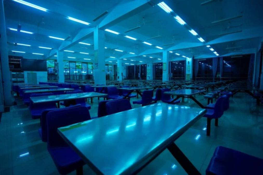 Las escuelas y colegios son desinfectados con un sistema de luz ultravioleta.