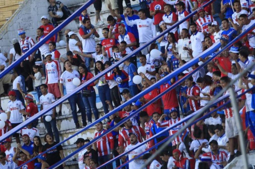 Hinchas del Olimpia alentando al equipo en el clásico nacional.