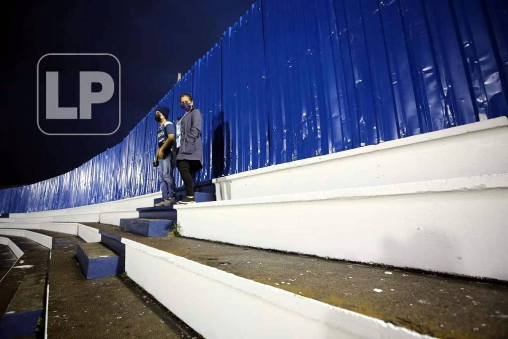 El peligro en el estadio Nacional luego de que la Conapid habilitara el sector de populares para el ingreso de más aficionados, graderías que estaban cerradas con unas láminas debido a las enormes grietas que tienen.