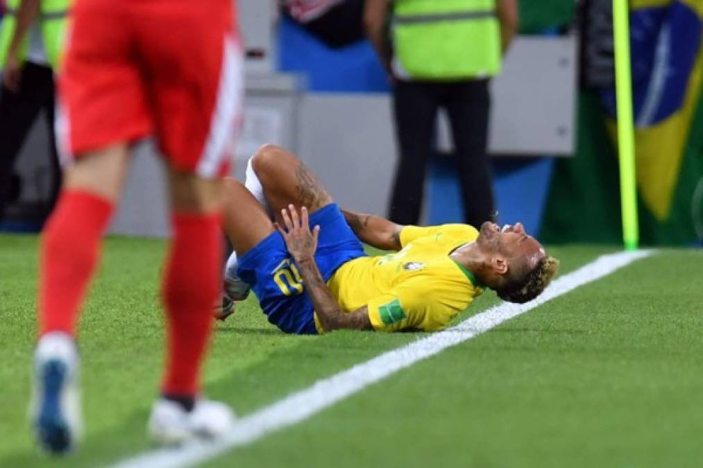 Neymar con gestos de dolor tras la dura falta que le hizo el serbio Adem Ljajic. Foto AFP.