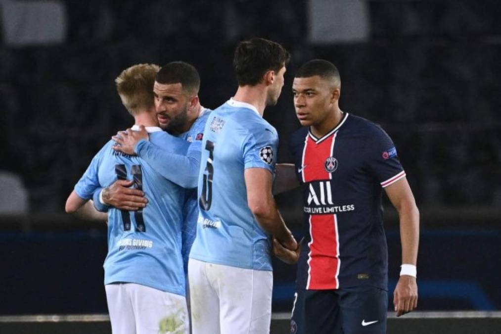 John Stone saludando a Kylian Mbappé al final del partido.