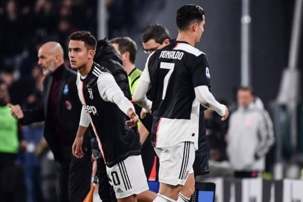 Cristiano Ronaldo saludó a Dybala al momento de salir del campo.