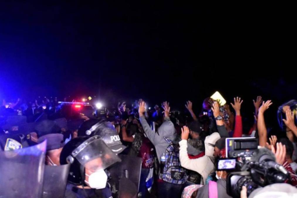 FOTOS: Así logró cruzar la multitudinaria caravana de hondureños por la frontera con Guatemala