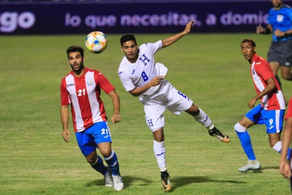 Otro debutante. El joven Carlos Pineda jugó su primer partido con la Selección Mayor de Honduras.