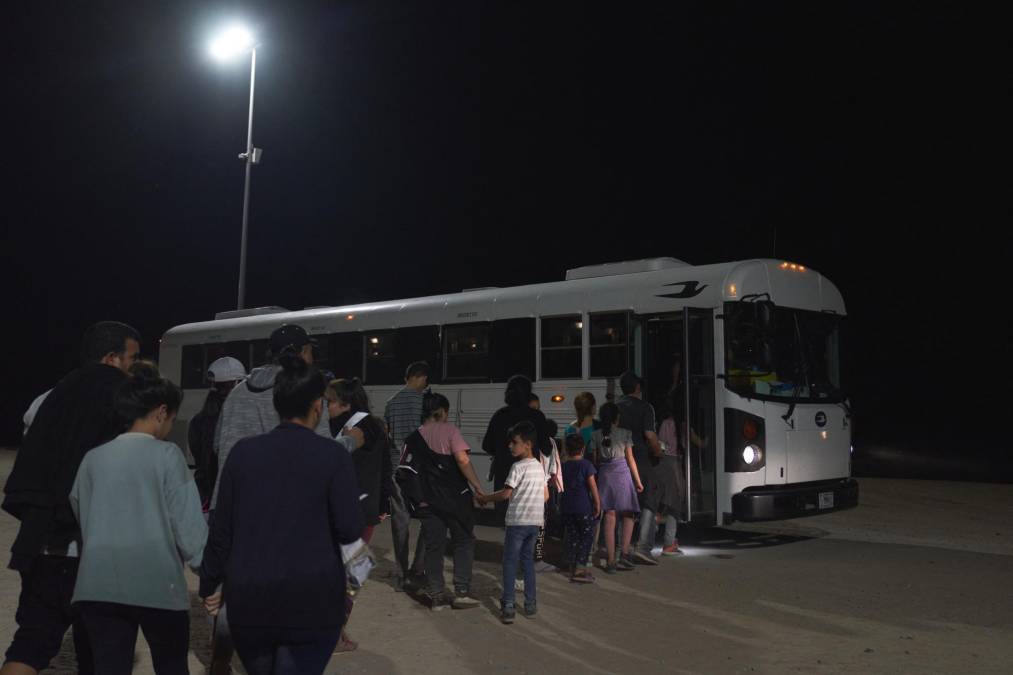 Cientos de migrantes deciden cruzar por Arizona luego de que el gobernador de Texas, Greg Abbott, firmara una ley para devolver a México a los indocumentados detenidos por la Guardia Nacional en la frontera.