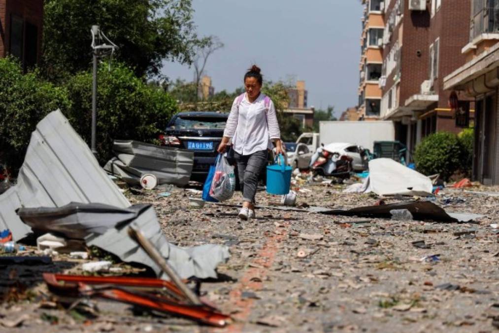 Vecinos informaron que el tornado entró a las casas y arrancó puertas y ventanas, llevándose todo a su paso.