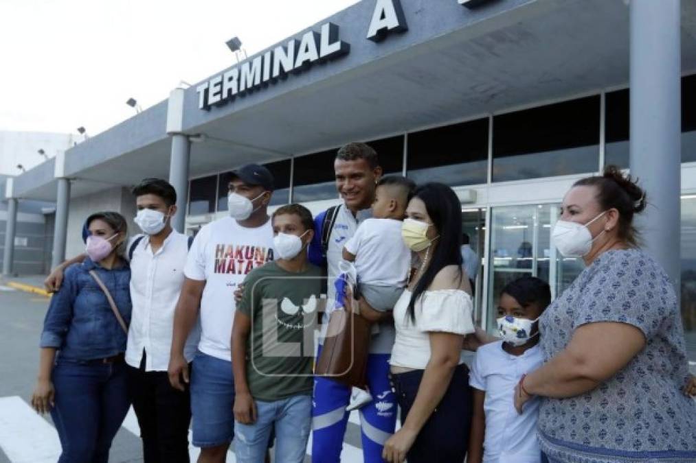 Familiares de Kervin Arriaga en el aeropuerto de San Pedro Sula, contentos con la llegada del jugador.
